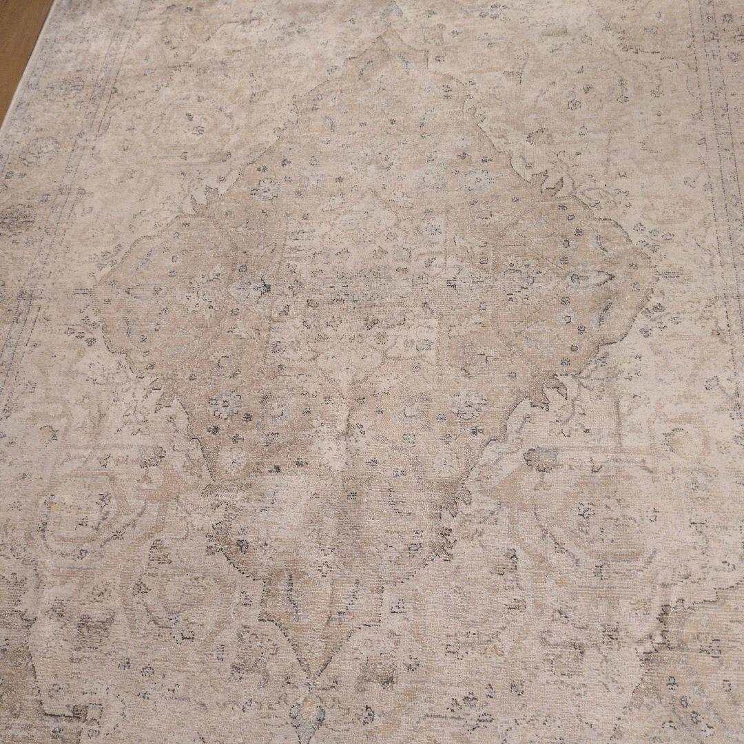 ZARA　オリエンタルパターン ベージュラグ 大きめ