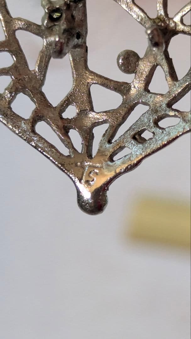 田崎真珠旧刻印ほおずき型透かしメレダイヤ入りデザインブローチ シルバー