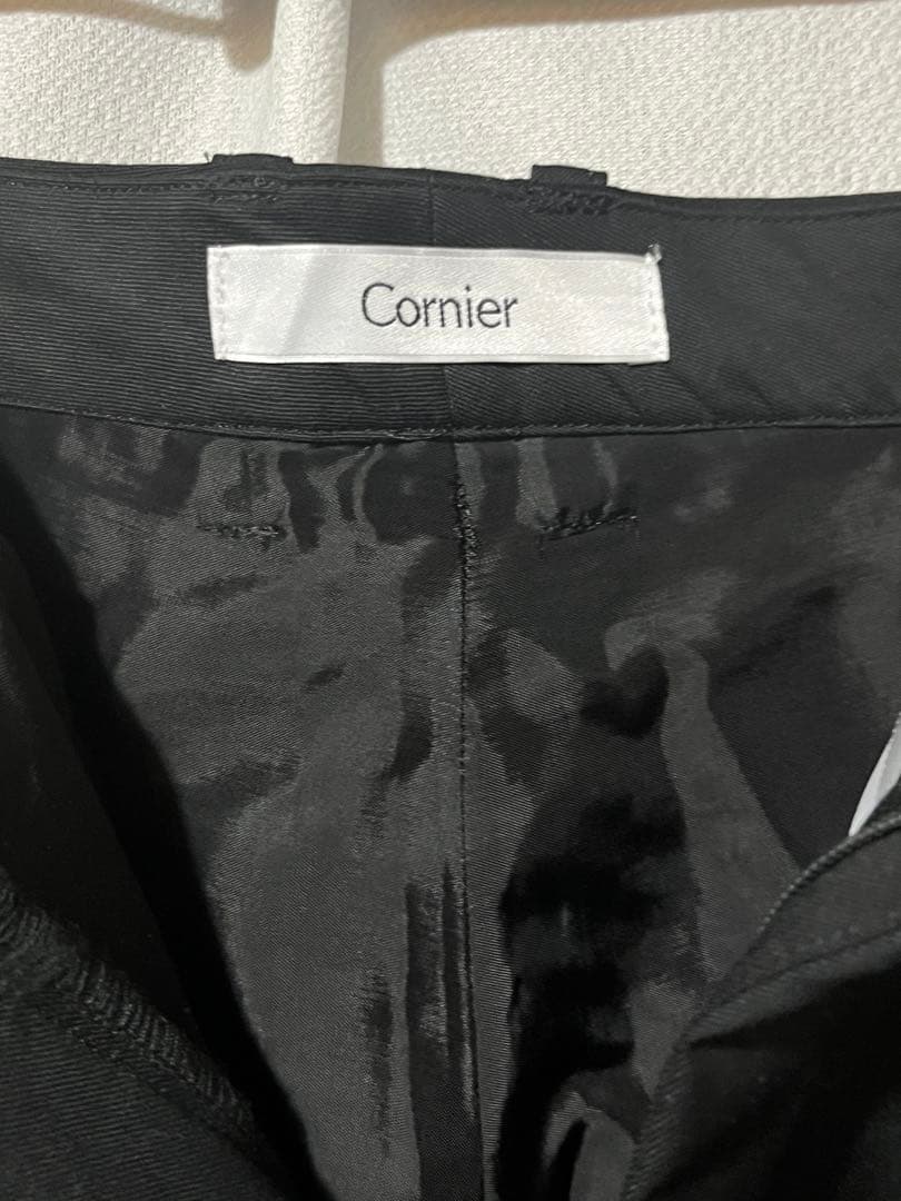 cornier コルニエ　スラックス