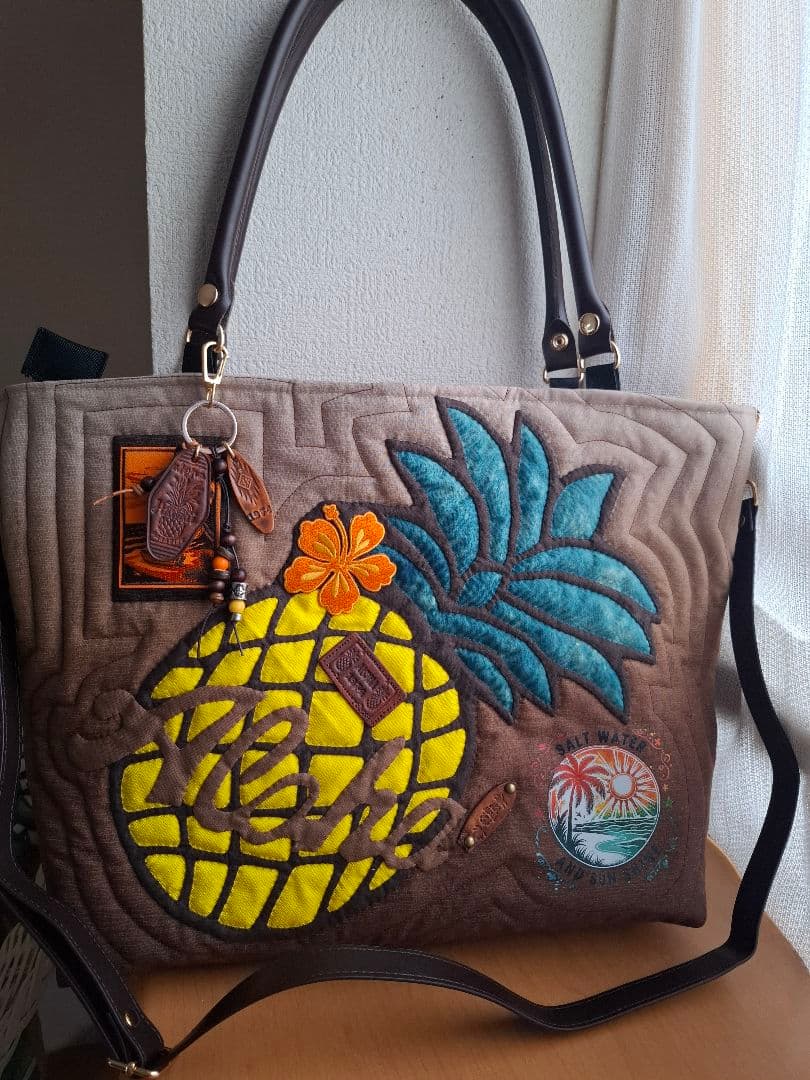 ハワイアンキルト　バッグ　横長　2WAY ファスナーバッグ　革タグチャーム付