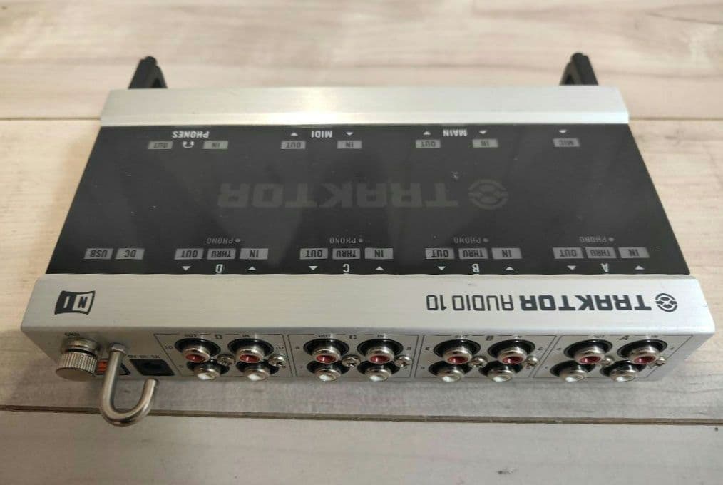 DJ機材 Traktor Scratch A10