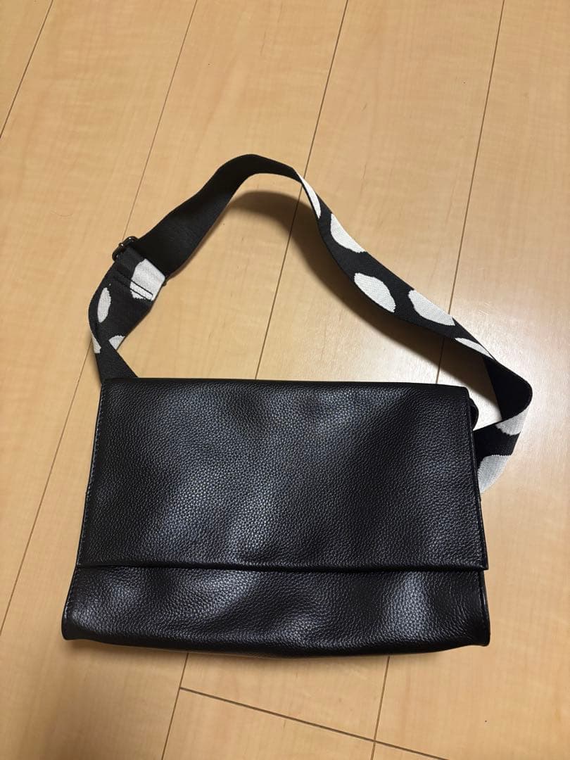 イアパピヨネ ワイドテープショルダーバッグ ボディバッグ