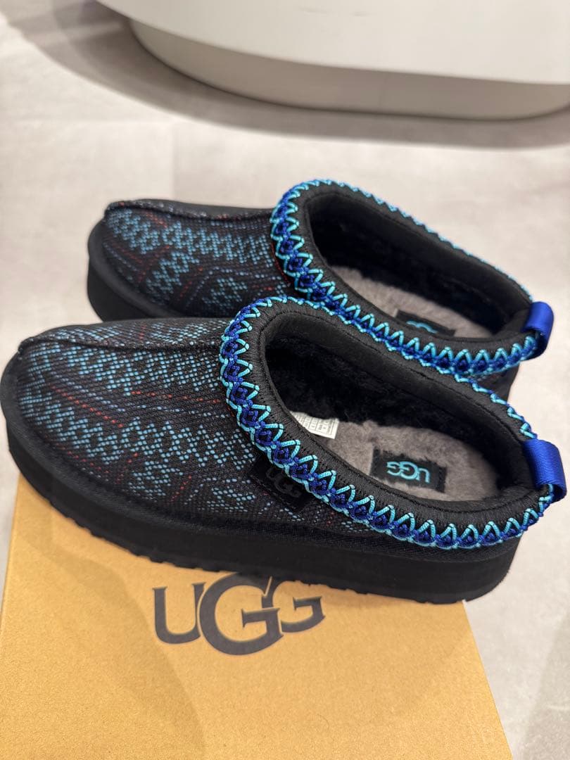 新品未使用☆箱・袋付きUGG ムートンブーツ ブラック/ブルー 編み込み