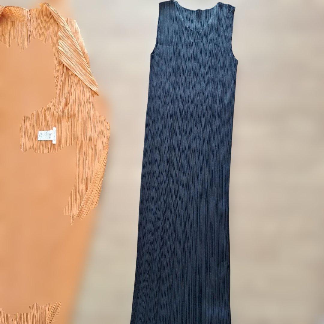 PLEATS PLEASE オレンジロングカーディガンと黒ワンピース