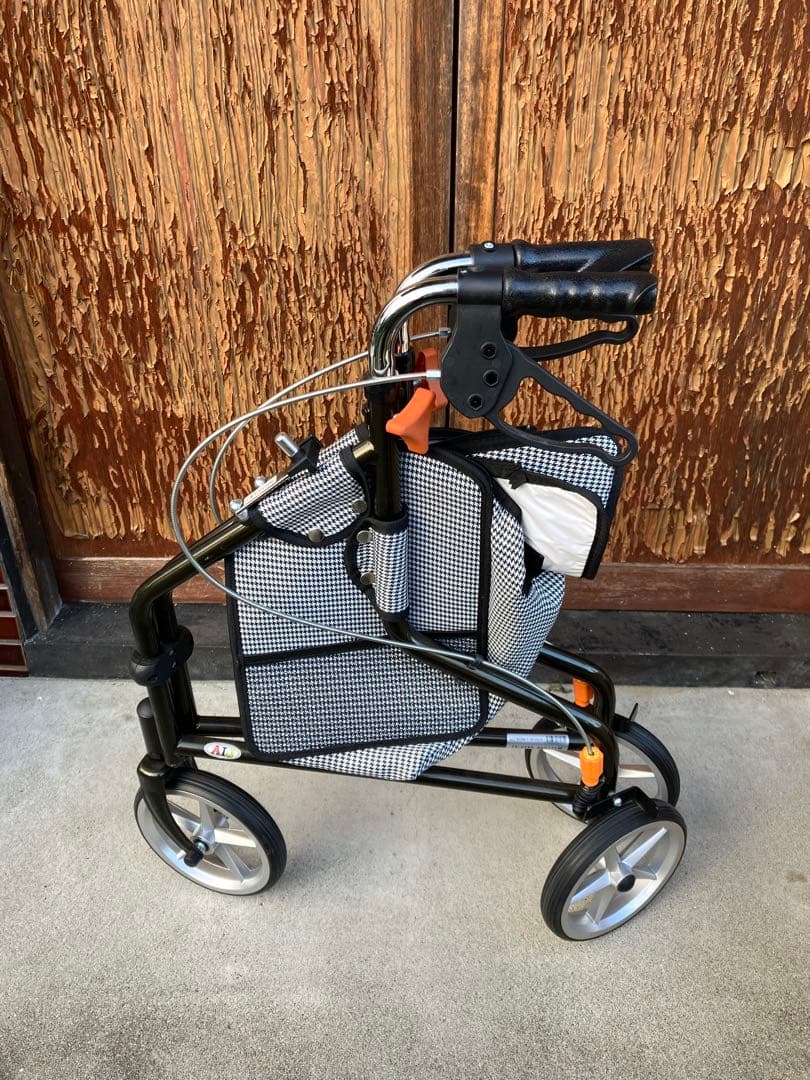 三輪歩行車　トライウォーカー　カゴ無しTR-62BK