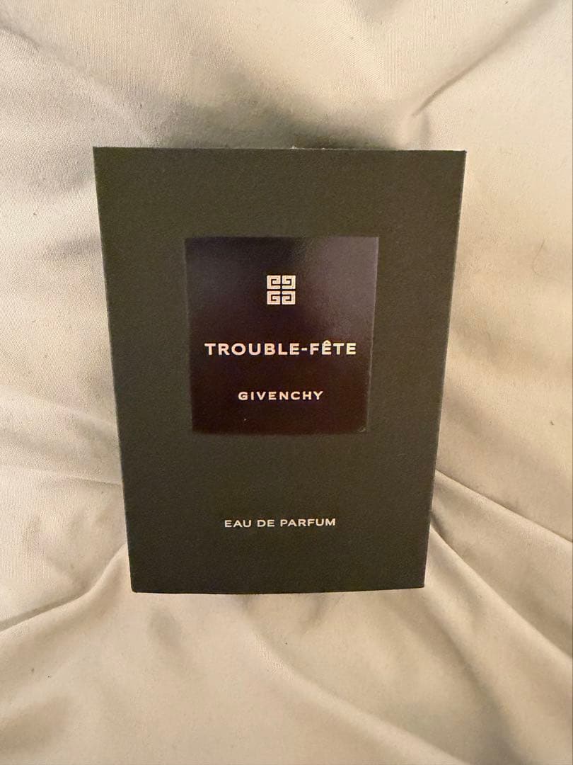 ド ジバンシイ トロブル フェット オーデパルファム