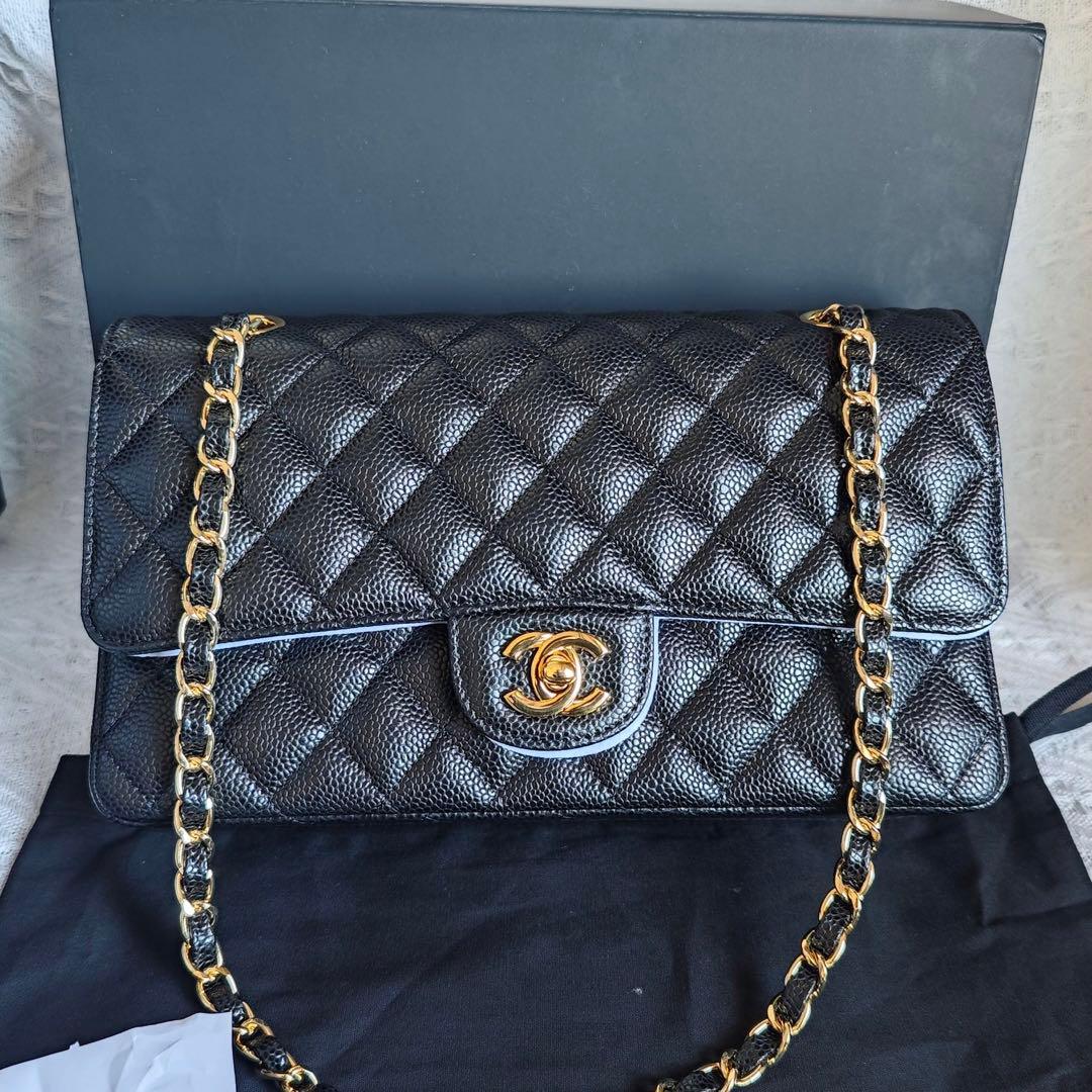 ブラックのキルティングレザーにゴールドの金具が特徴のショルダーバッグ。