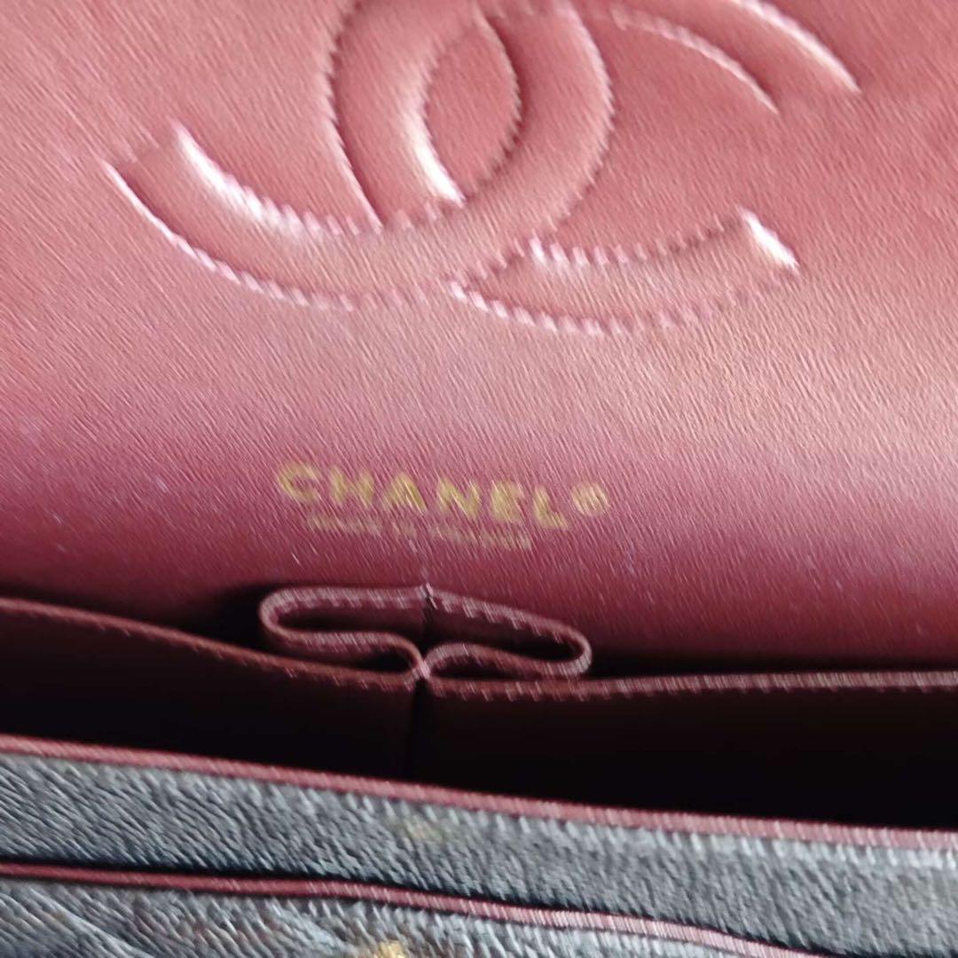 ブラックのキルティングレザーにゴールドの金具が特徴のショルダーバッグ。