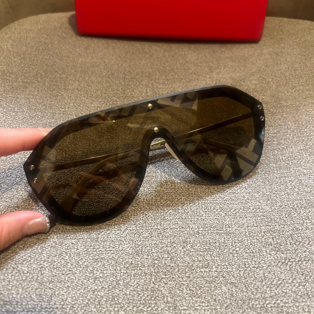 FENDI シールド型サングラス ブラック/グレー