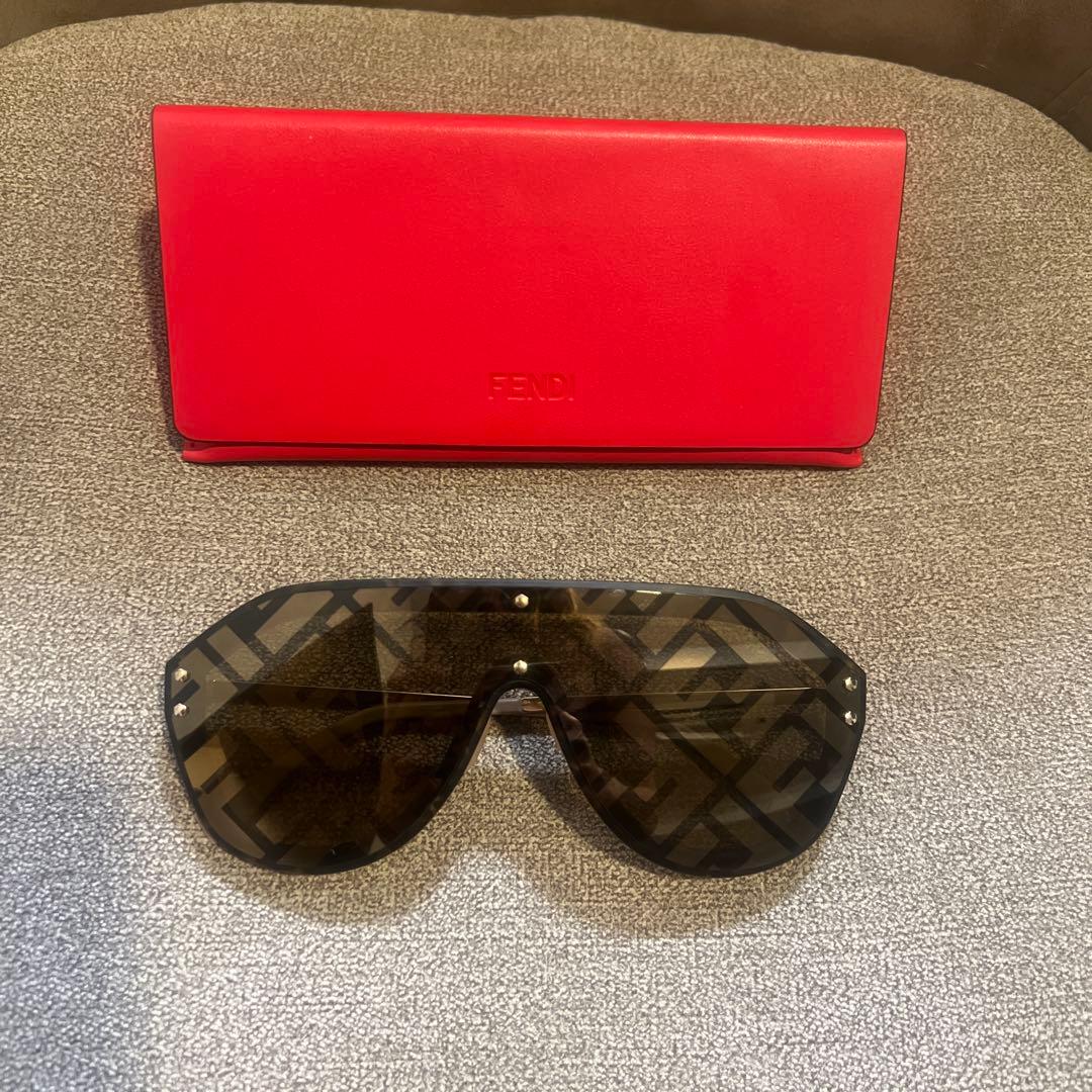 FENDI シールド型サングラス ブラック/グレー
