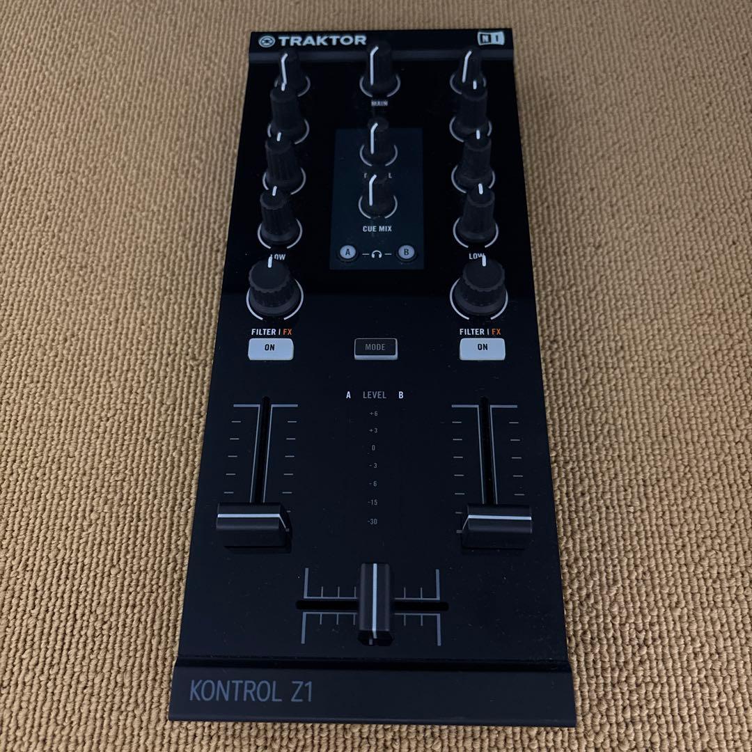 TRAKTOR KONTROL Z1 ミキシング・コントローラー