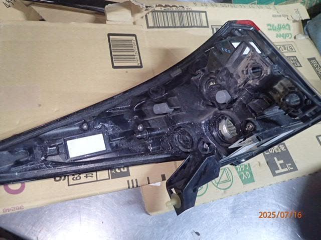 c*n様 プリウス ZVW50 後期 テールライト 右 81550-47470