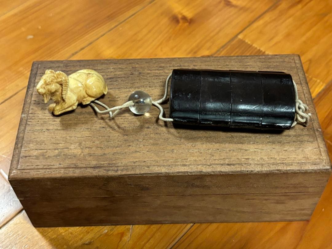 未(ひつじ)の根付け　唐草模様の入った印籠　時代あり