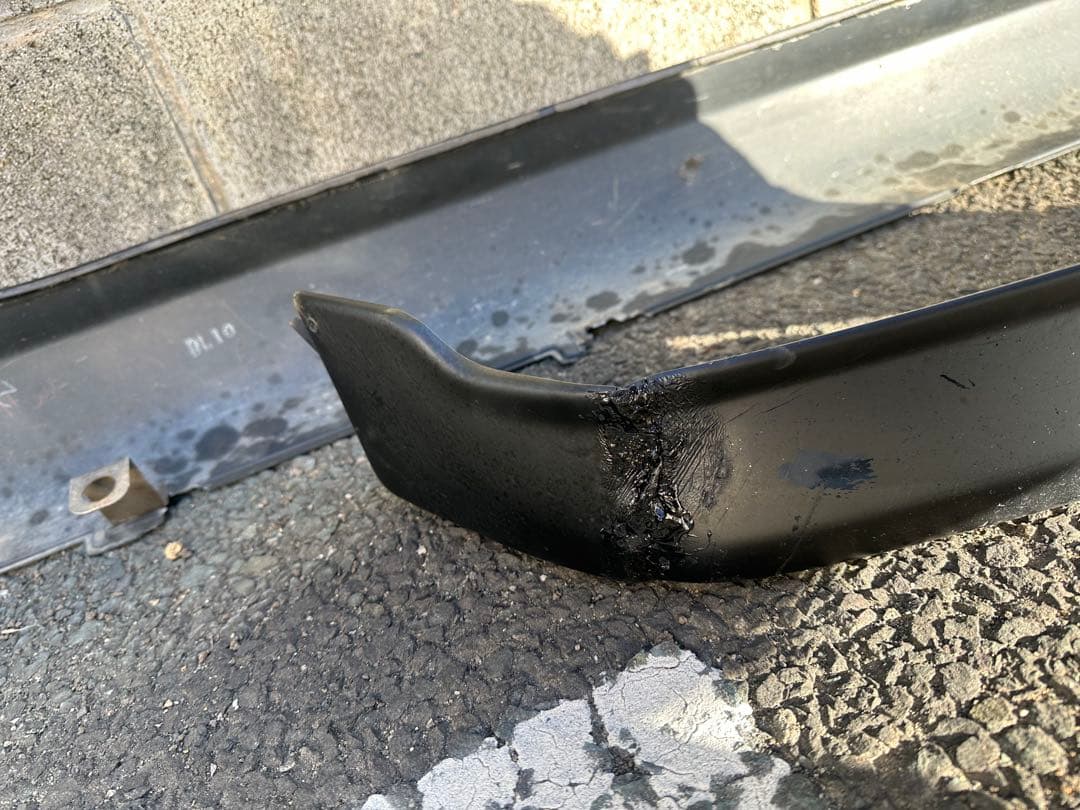 ラパンSSHE21S フロントリップスポイラーとサイドステップ左右ヒビ複数あり黒