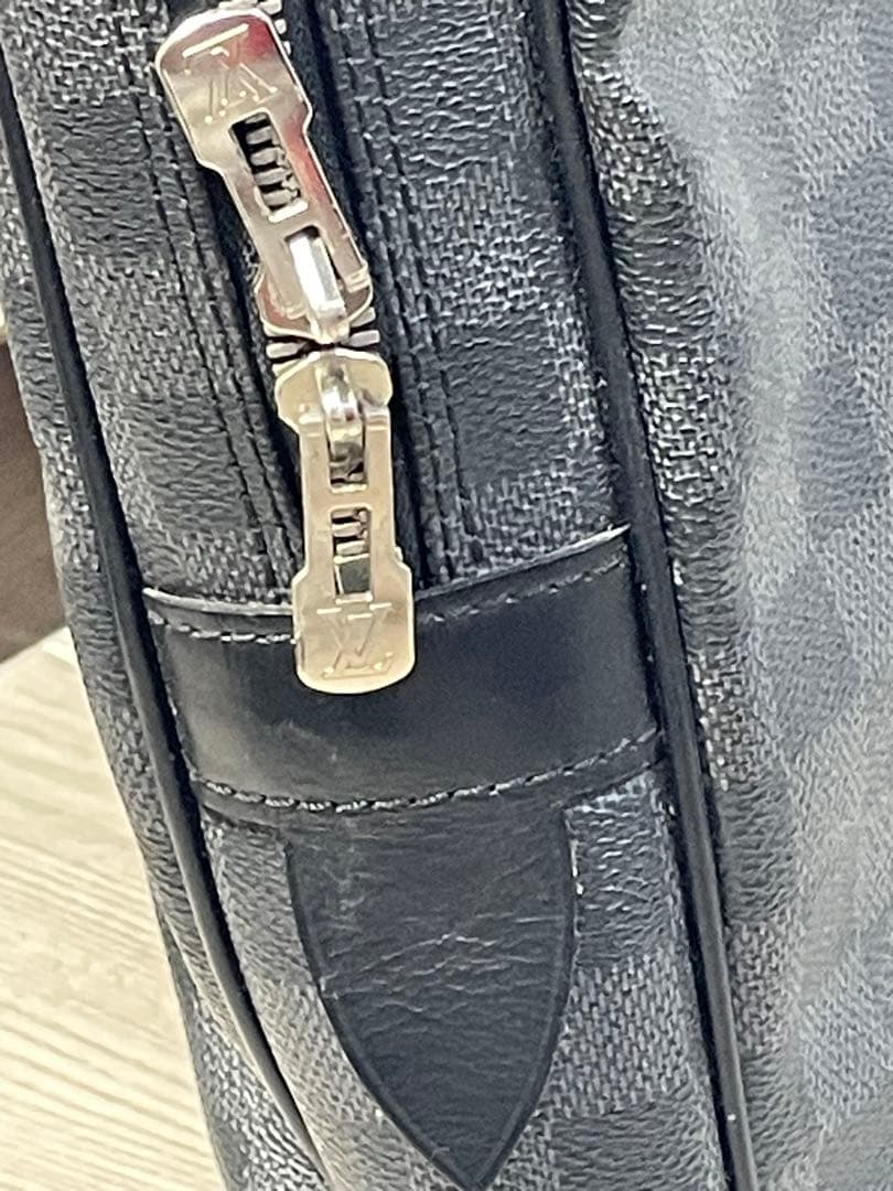 LOUIS VUITTONダミエ グラフィット ポルトドキュマン ヴォワヤージュ