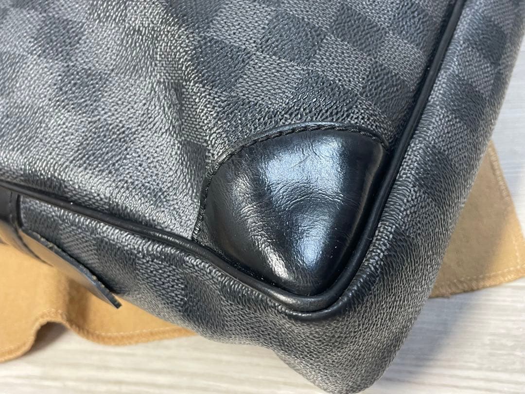 LOUIS VUITTONダミエ グラフィット ポルトドキュマン ヴォワヤージュ