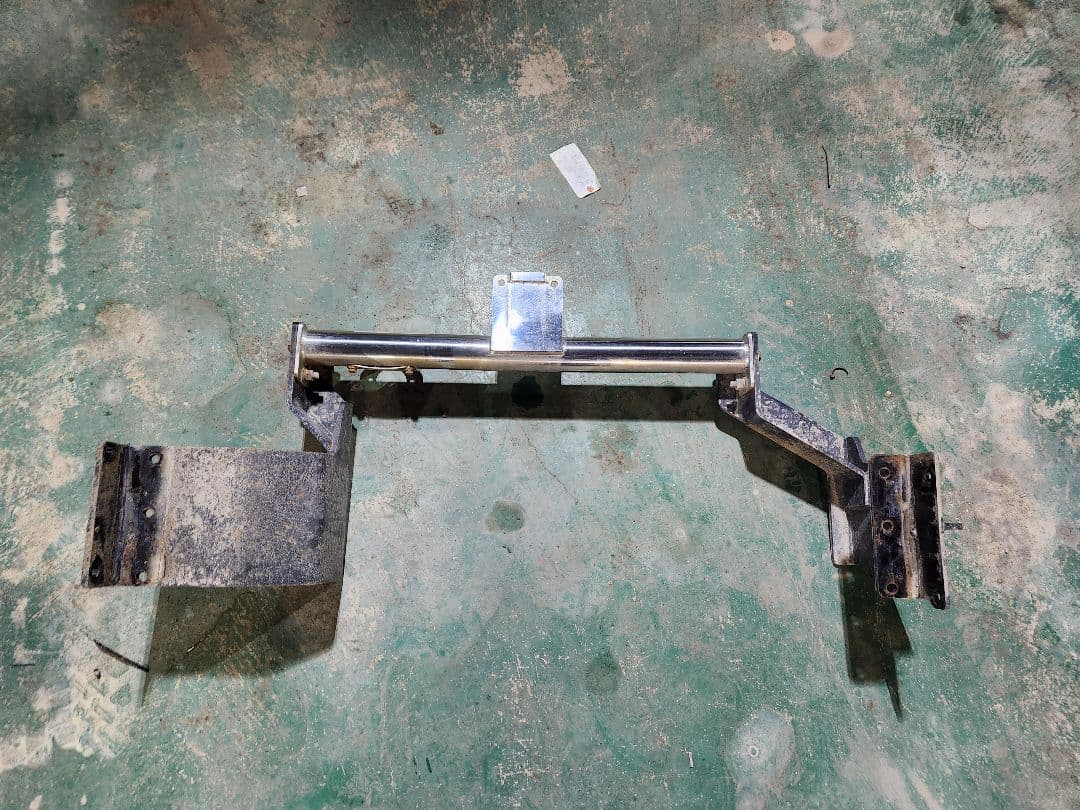 tom ヒッチメンバー