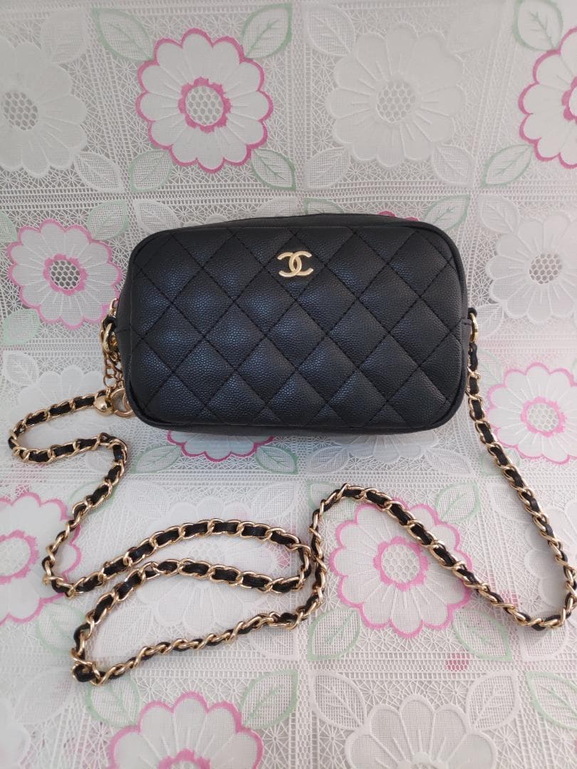 キルティング　ショルダーバッグ　チャーム付き