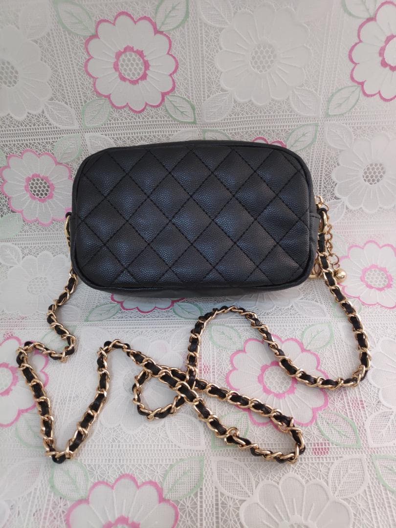 キルティング　ショルダーバッグ　チャーム付き