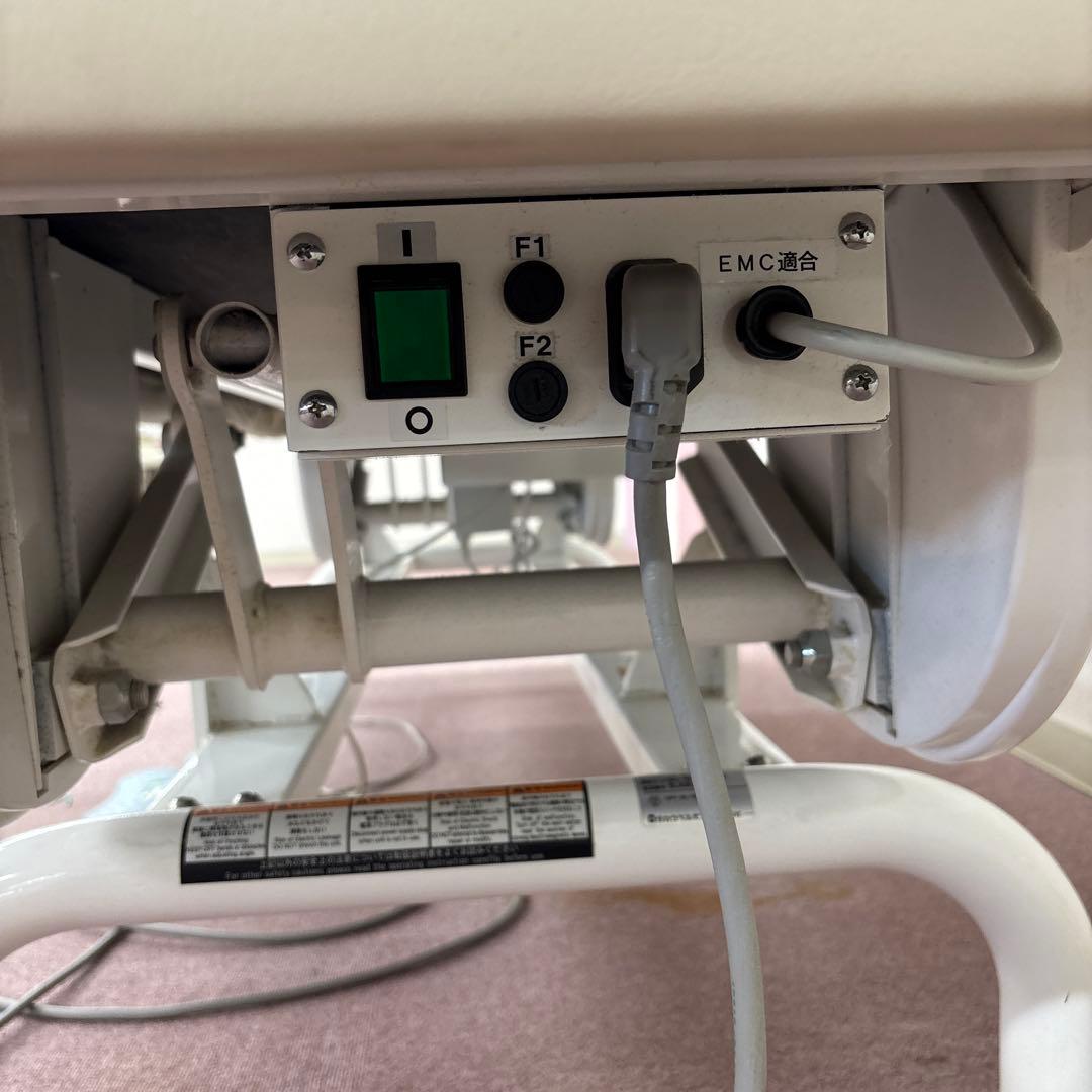 タカラベルモント　エステボディベッド　自動昇降ベッド　診察台