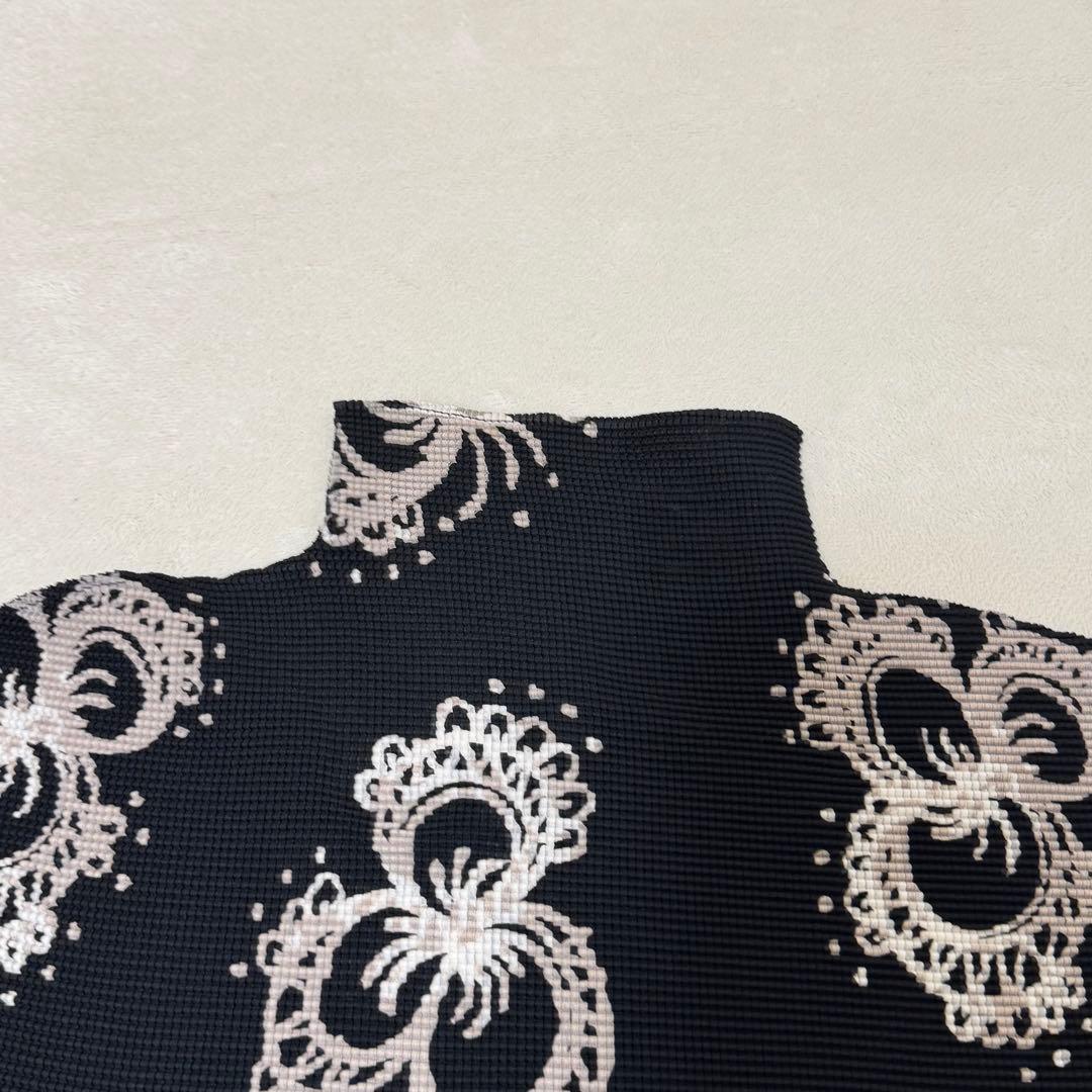 極美品✨ISSEY MIYAKE me プリーツ　黒色　半袖　トップス　柄入り