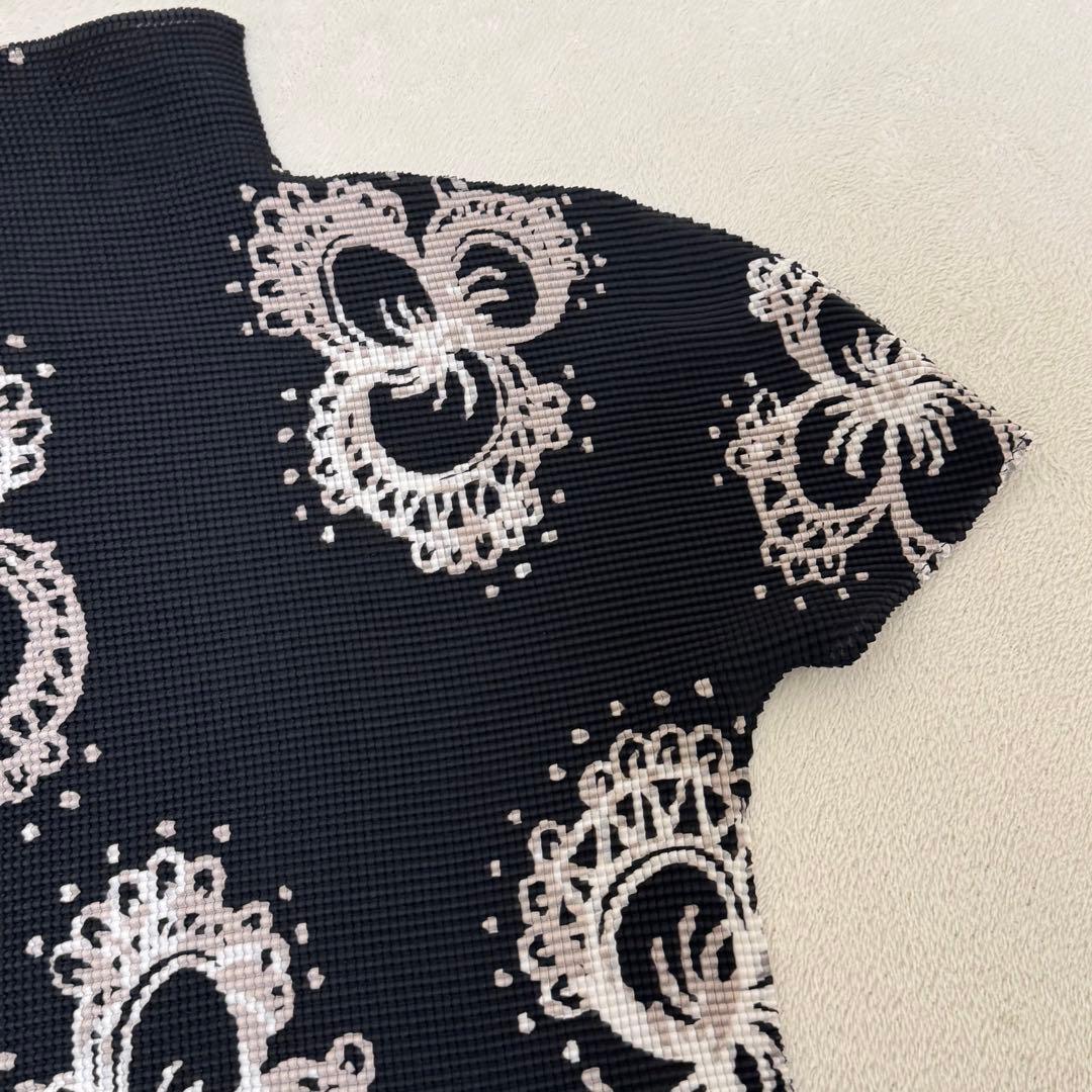 極美品✨ISSEY MIYAKE me プリーツ　黒色　半袖　トップス　柄入り