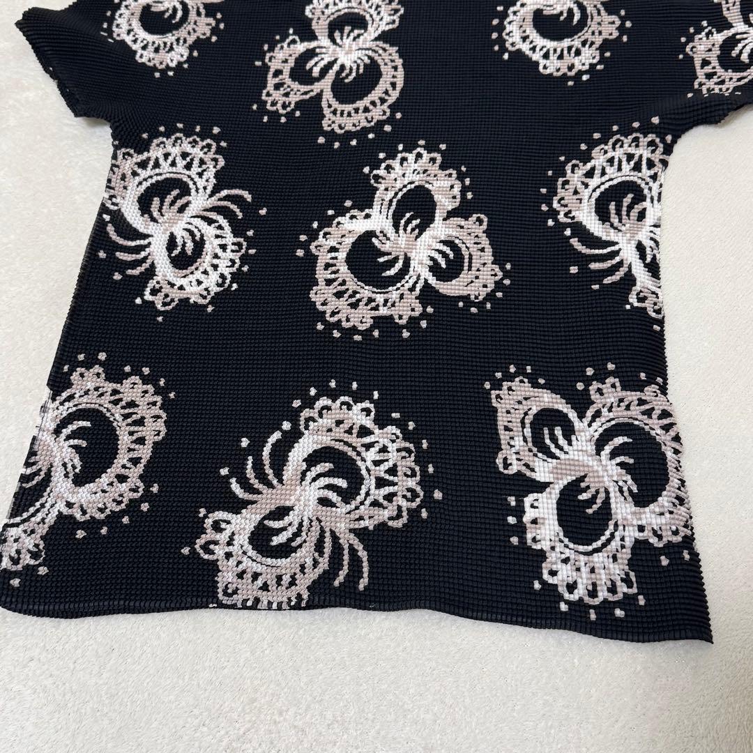 極美品✨ISSEY MIYAKE me プリーツ　黒色　半袖　トップス　柄入り