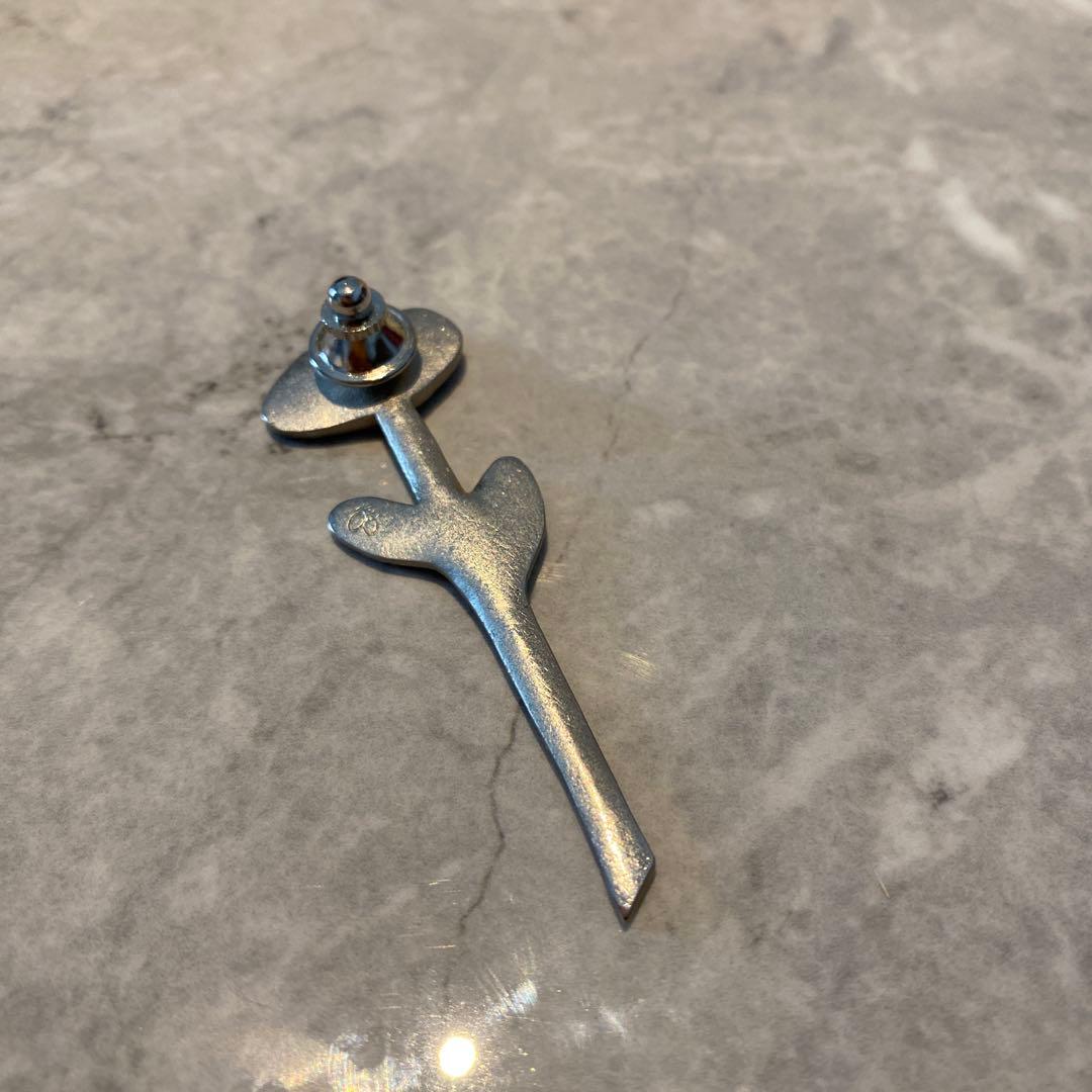 【ミナペルホネン 】花デザインの金属製ブローチ