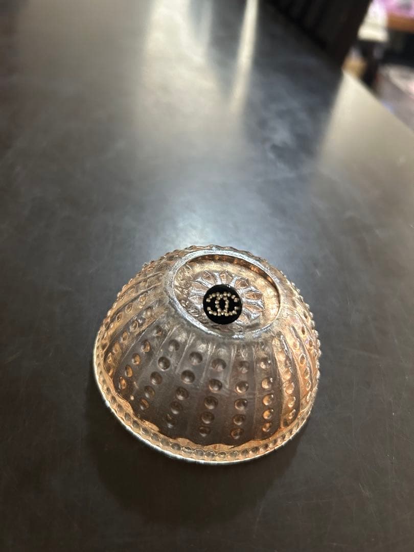 CHANEL ブラック ロゴ ピアス 片耳用