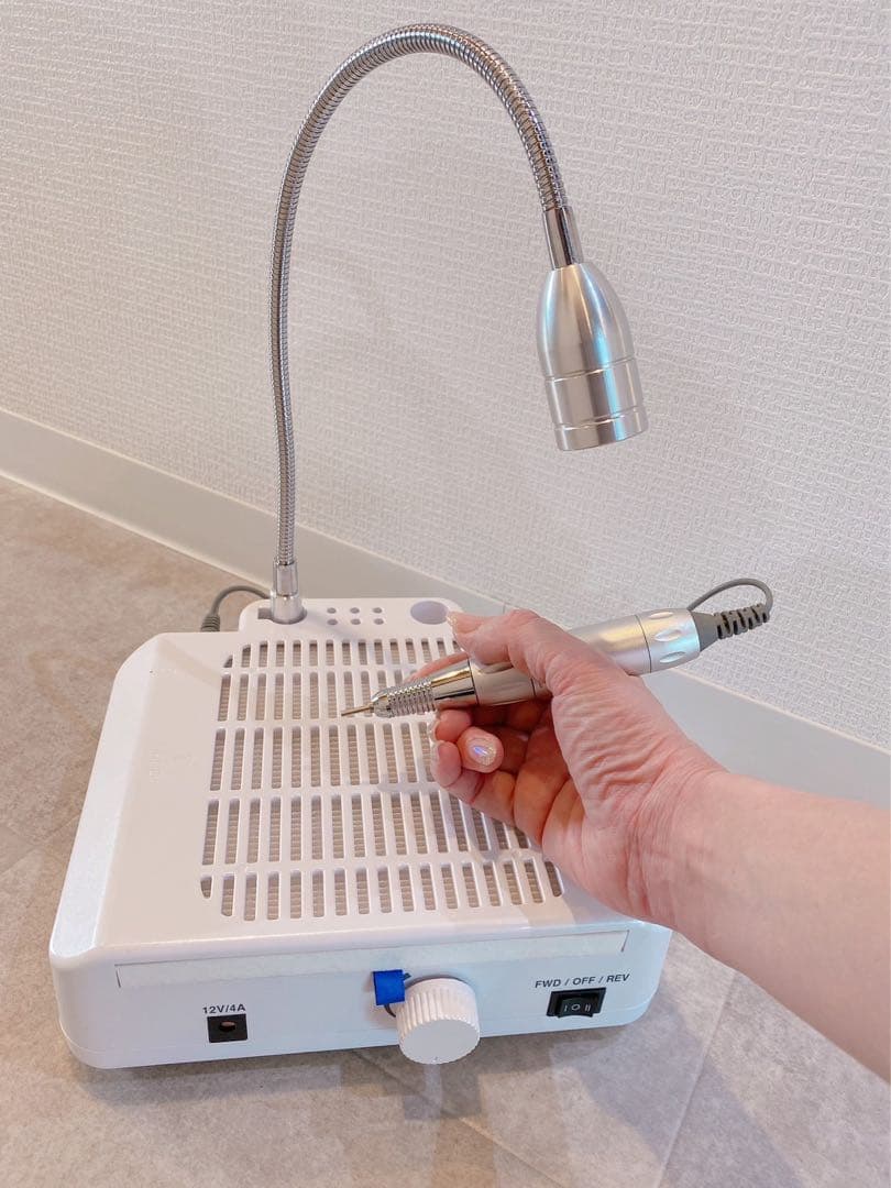 ネイルマシーン、集塵機、ライトが合体してます！