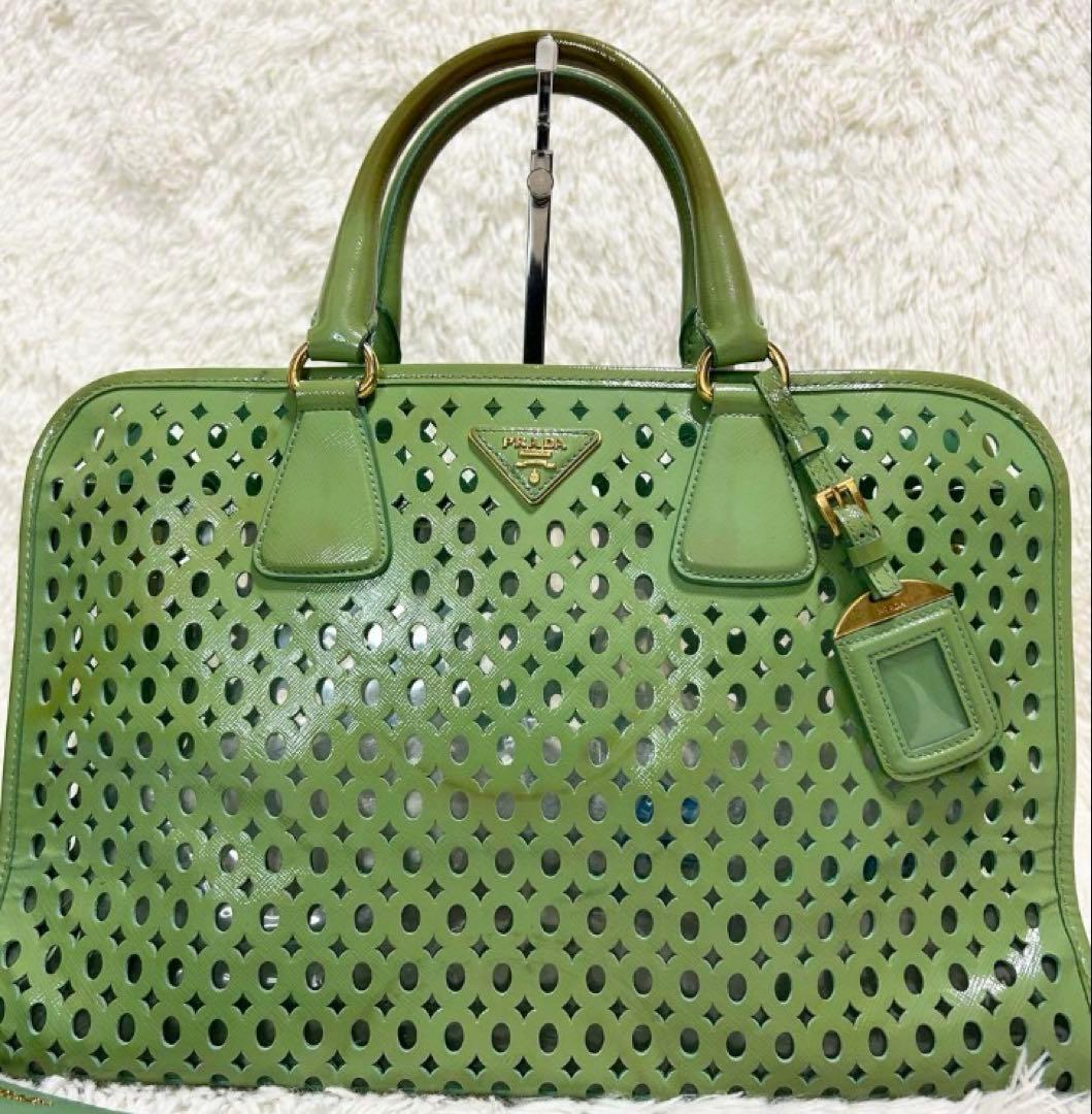 Prada グリーン パンチングデザイン バッグ