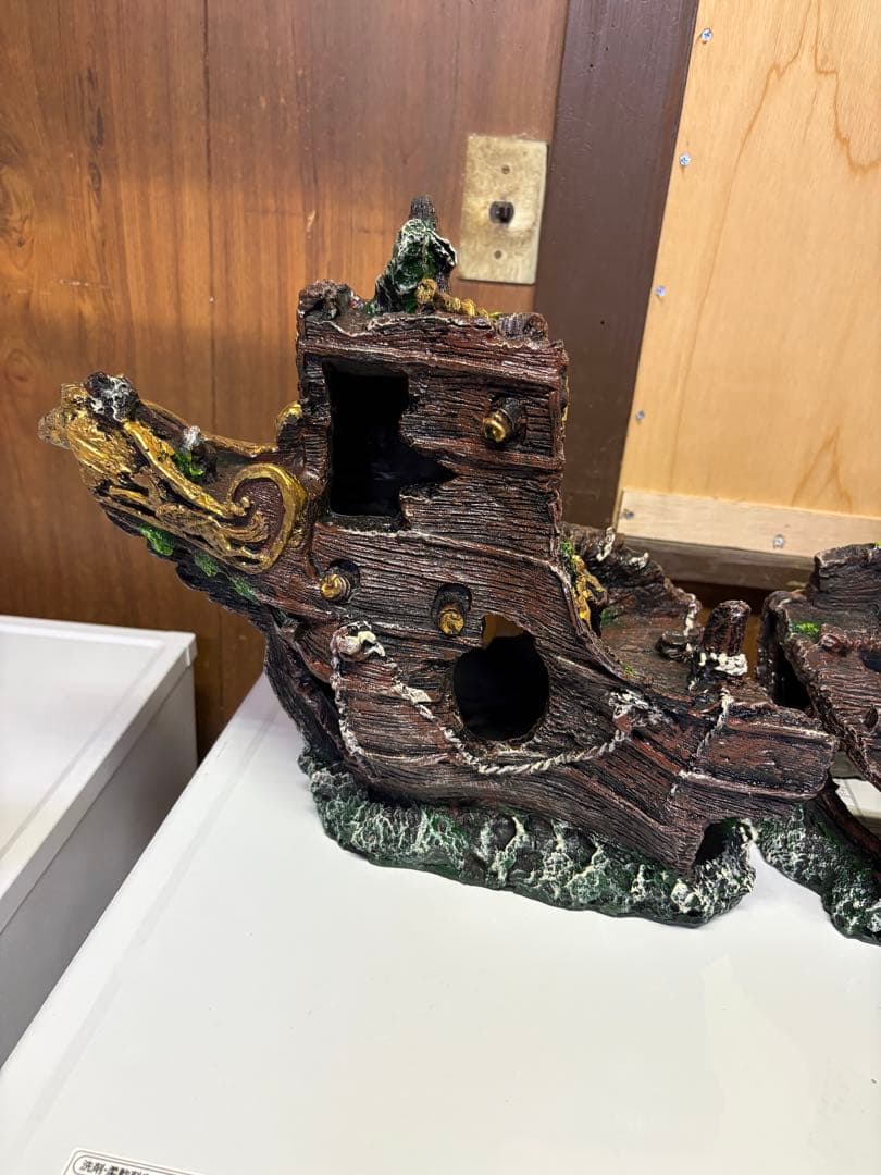 沈没船　水槽にはオブジェ　ビックサイズ