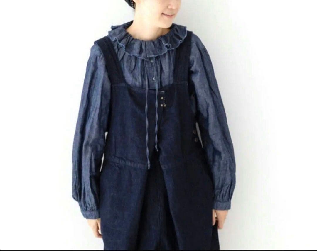 ネストローブ　コットンリネンダンガリーフリルシャツ