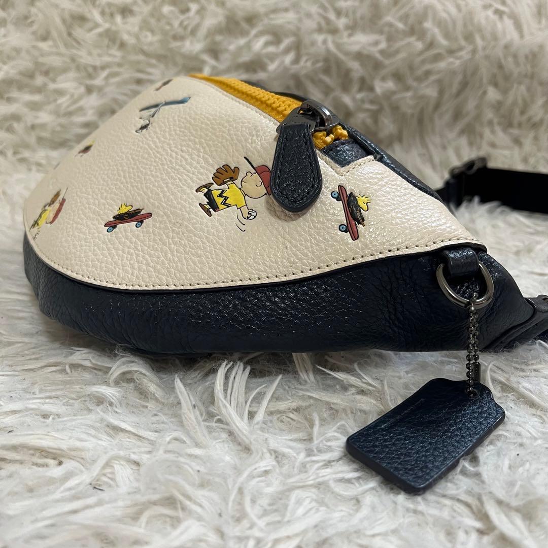 極美品✨限定品✨コーチ　ボディバッグ　スヌーピー　コラボ　レザー　ホワイト