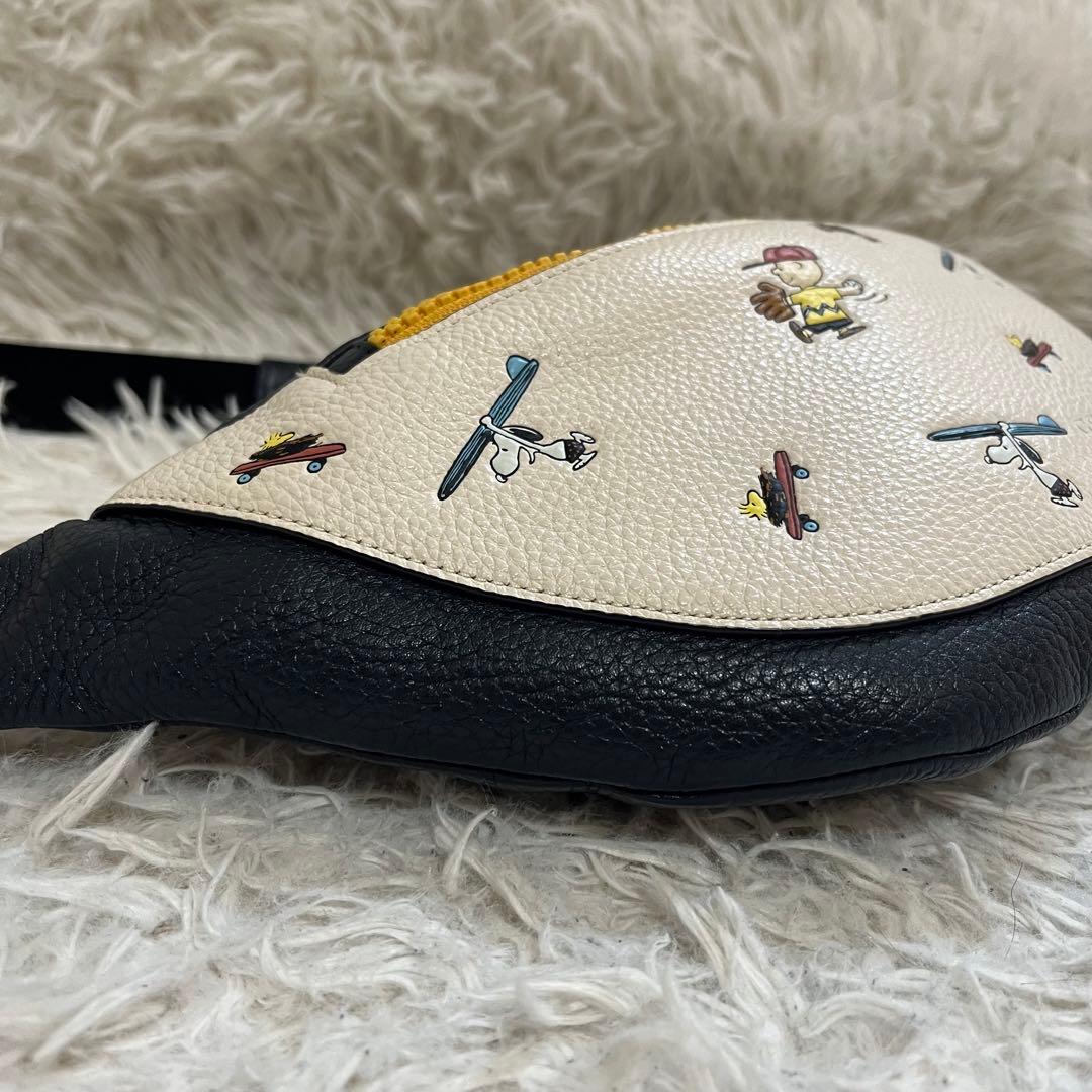 極美品✨限定品✨コーチ　ボディバッグ　スヌーピー　コラボ　レザー　ホワイト