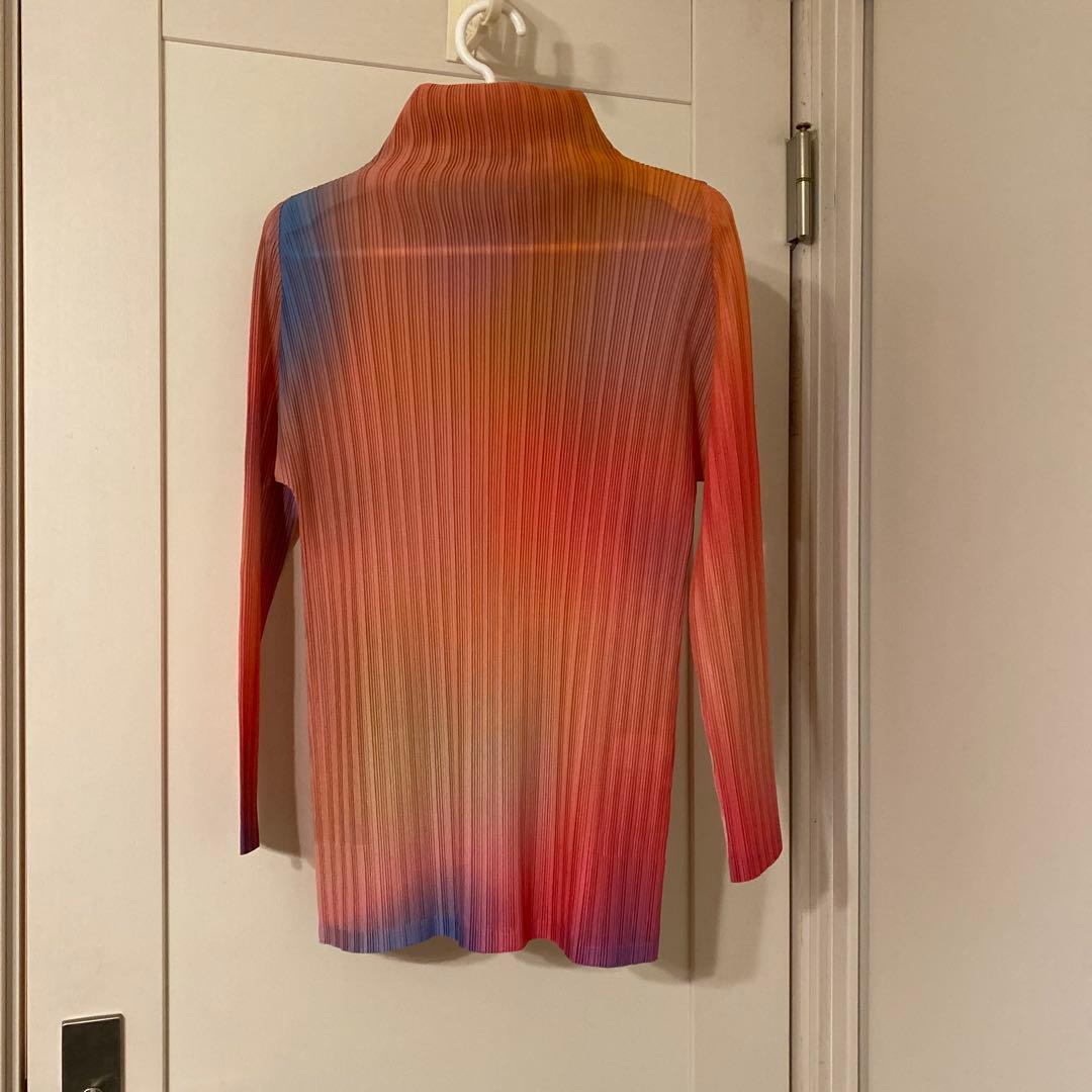 新品タグ付き　プリーツプリーズ　グラデーション長袖トップス　リブプリーツ