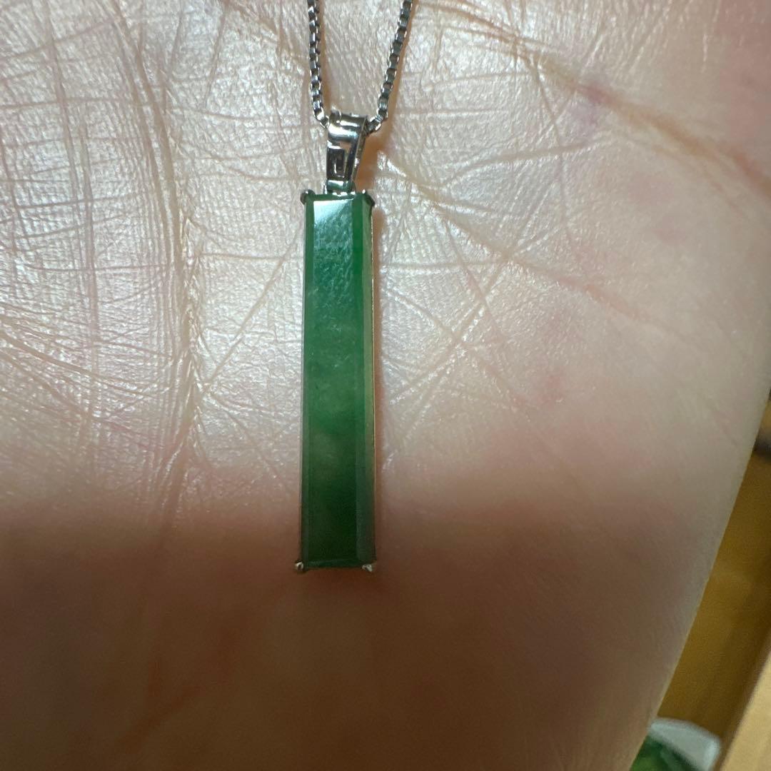 A U750. ホワイト18￼K金ジェダイト翡翠緑色 長方形 ペンダント