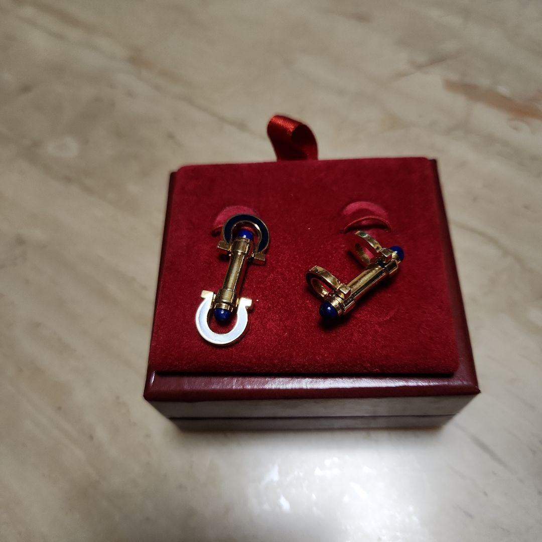 サルバトーレフエラガモ金色 カフリンクス 青エナメル付き