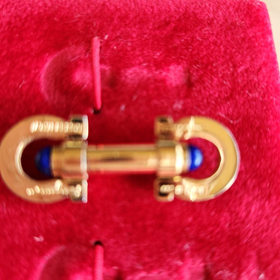 サルバトーレフエラガモ金色 カフリンクス 青エナメル付き