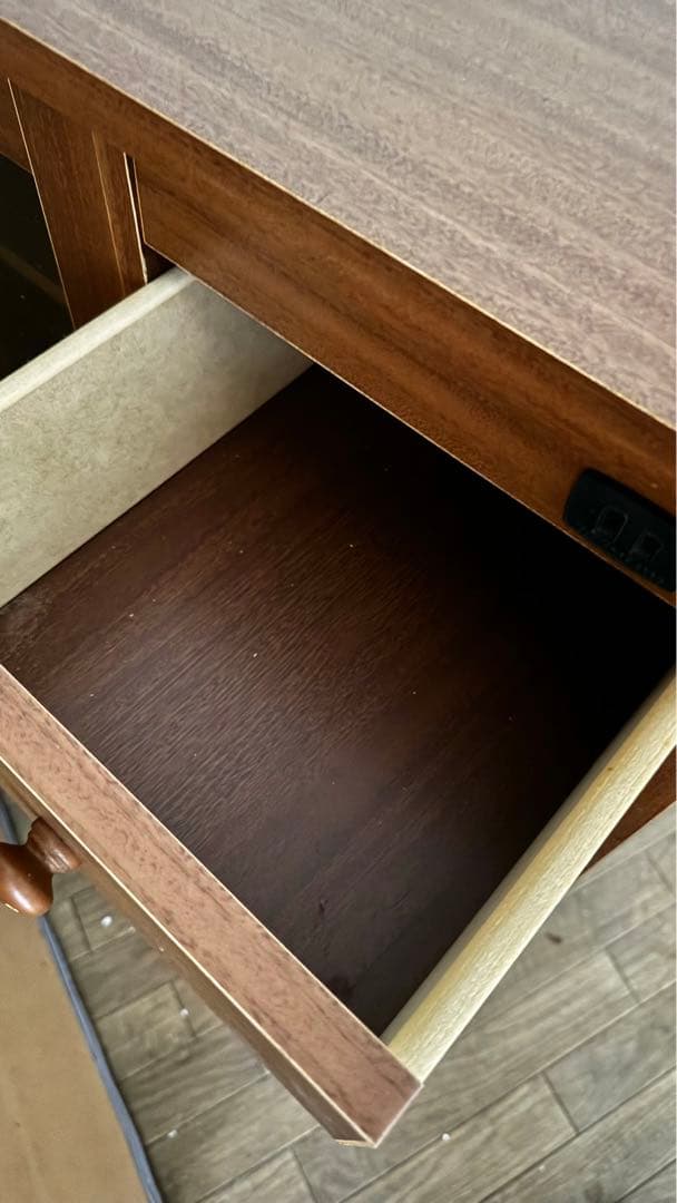 5/23まで　木製ガラス扉引き出し付き収納棚