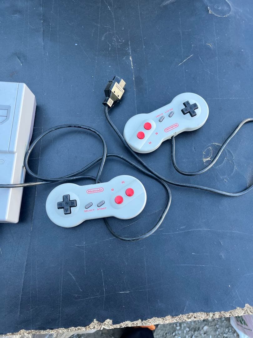 ニューファミコン本体 + コントローラー2つ