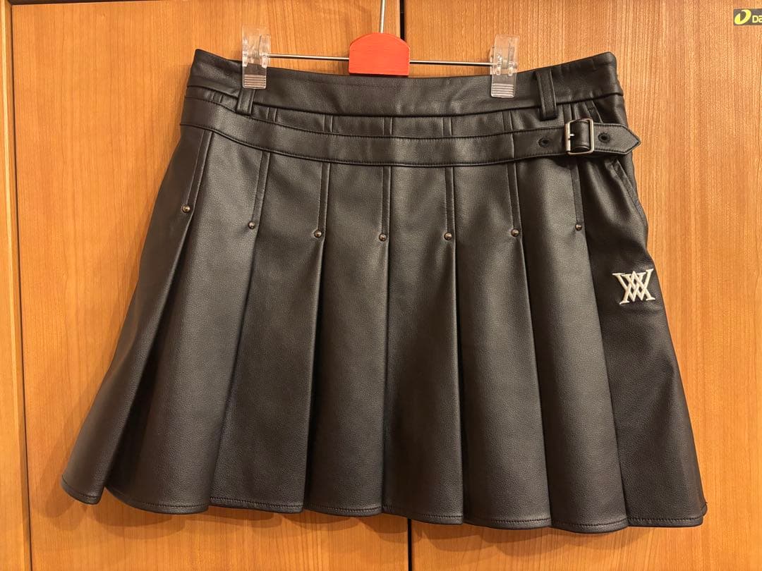 アニユーゴルフ　黒いプリーツスカート 合成皮革 ウエスト67センチ