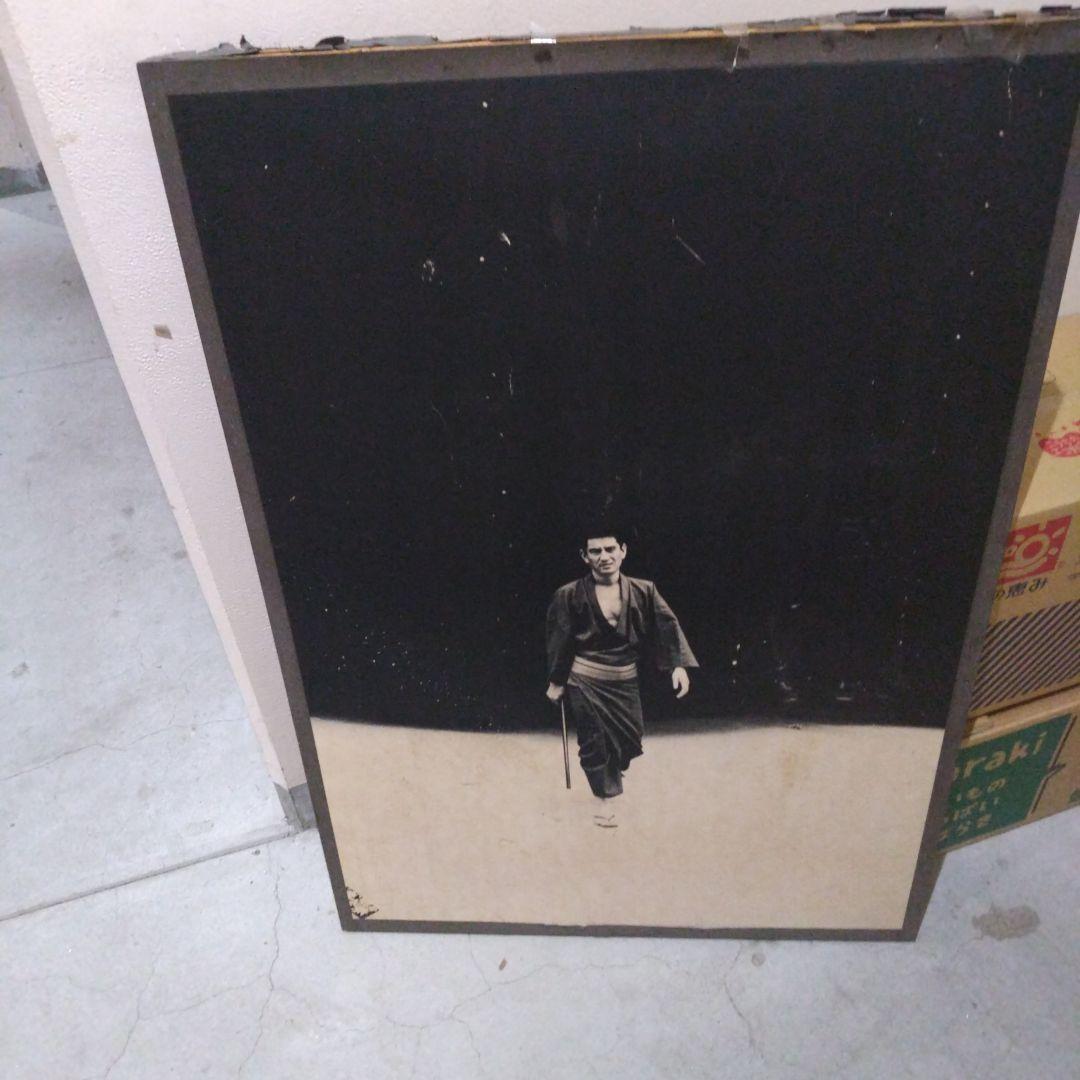 俳優の高倉健さんのモノクロ写真 木製フレーム付き