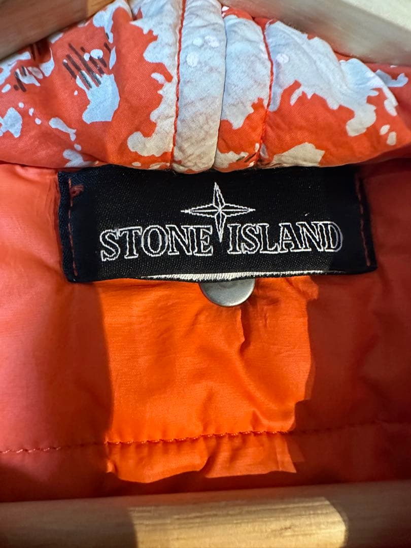 ストーンアイランド シャドウプロジェクト ベスト オレンジ 総柄