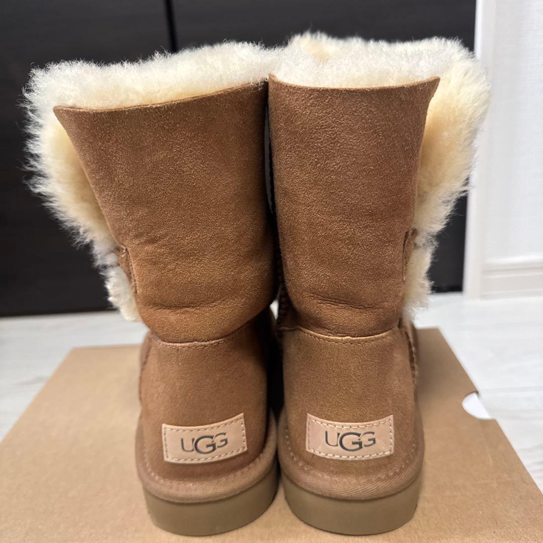 UGG ベイリーボタン　チェスナットUS7