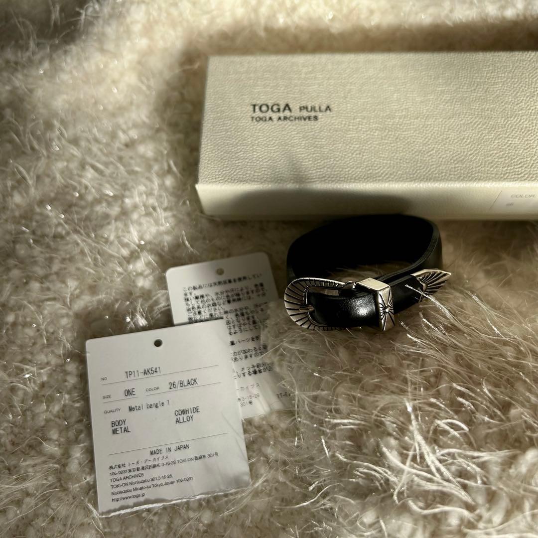 TOGA PULLA ブラック バングル