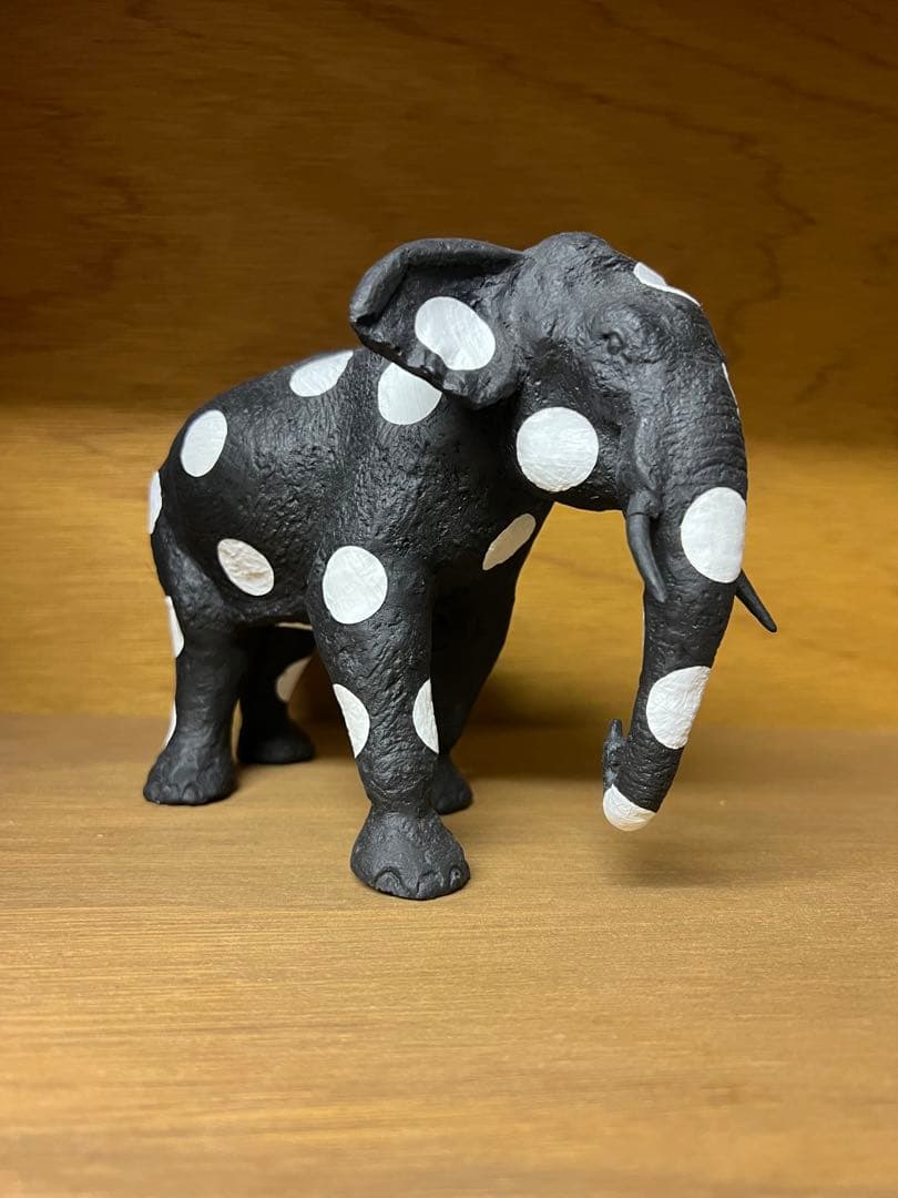 ジェフリー・バワ 水玉の象のオブジェクト