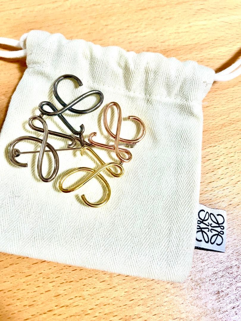 【5/8まで】美品　ロエベ　アナグラム4色ブローチ