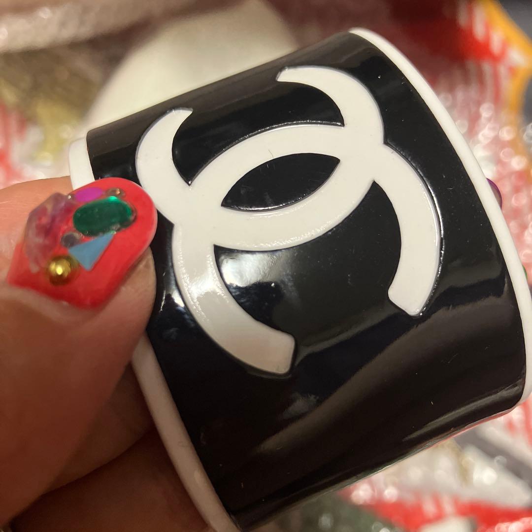 CHANEL マーク入り バングル ブレスレット ブラック