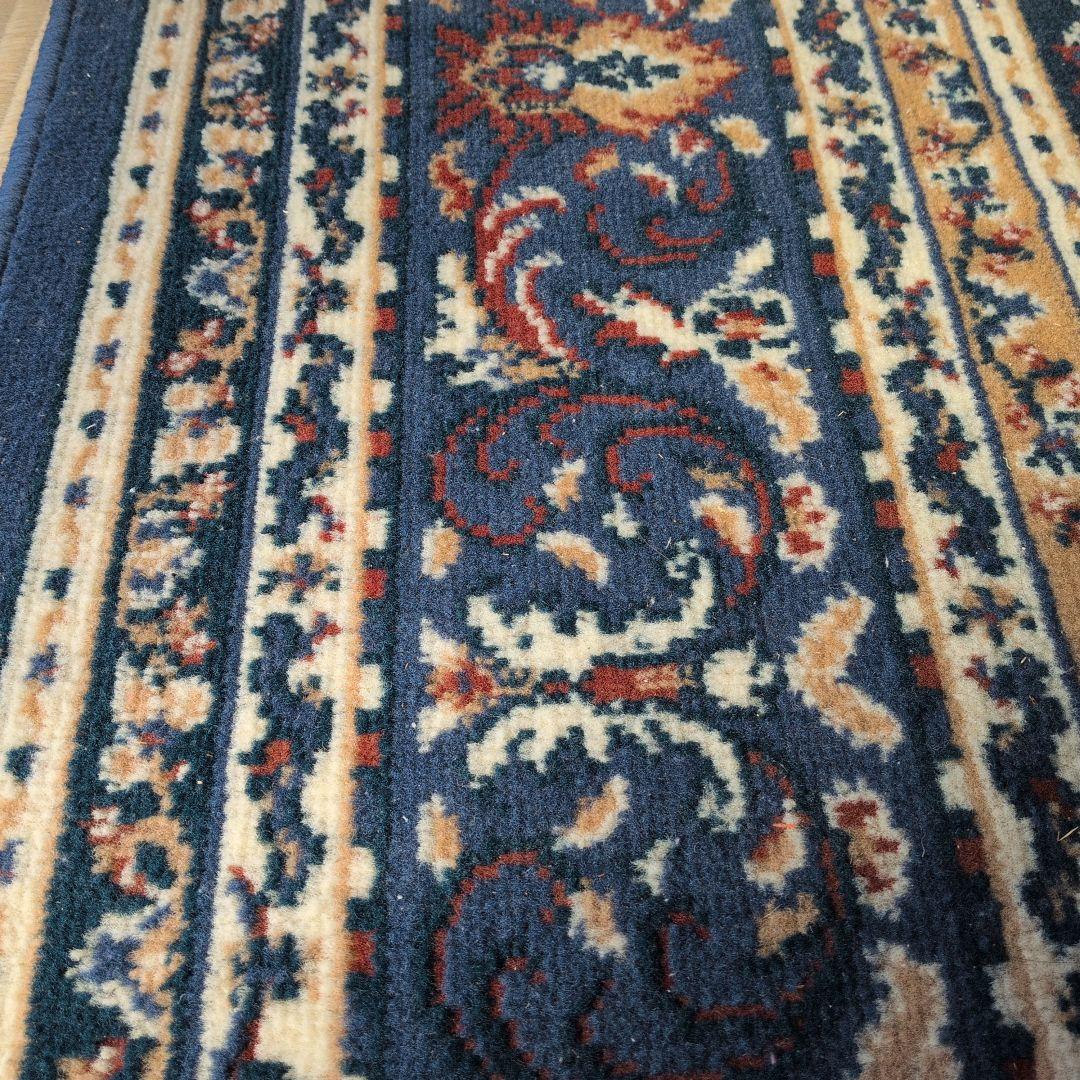 ペルシャ絨毯風のラグ